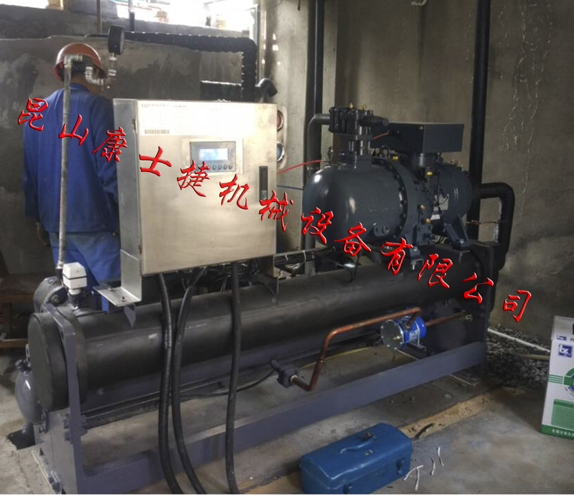 化工反應釜用螺桿冷水機組現場(chǎng)